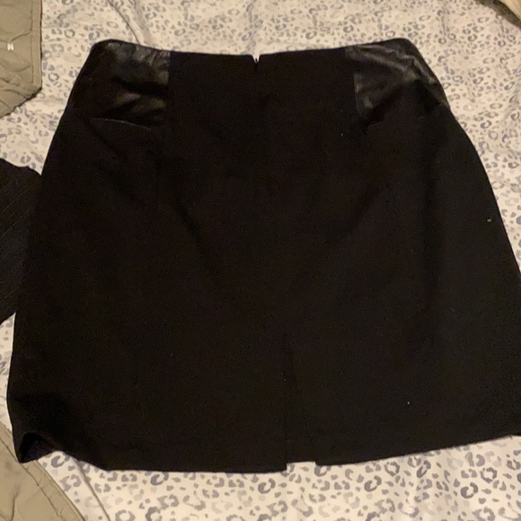 Saks Fifth Avenue Black Stretch Skirt - 10 - Picture 4 of 4